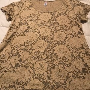 Euc lularoe shirt size medium.